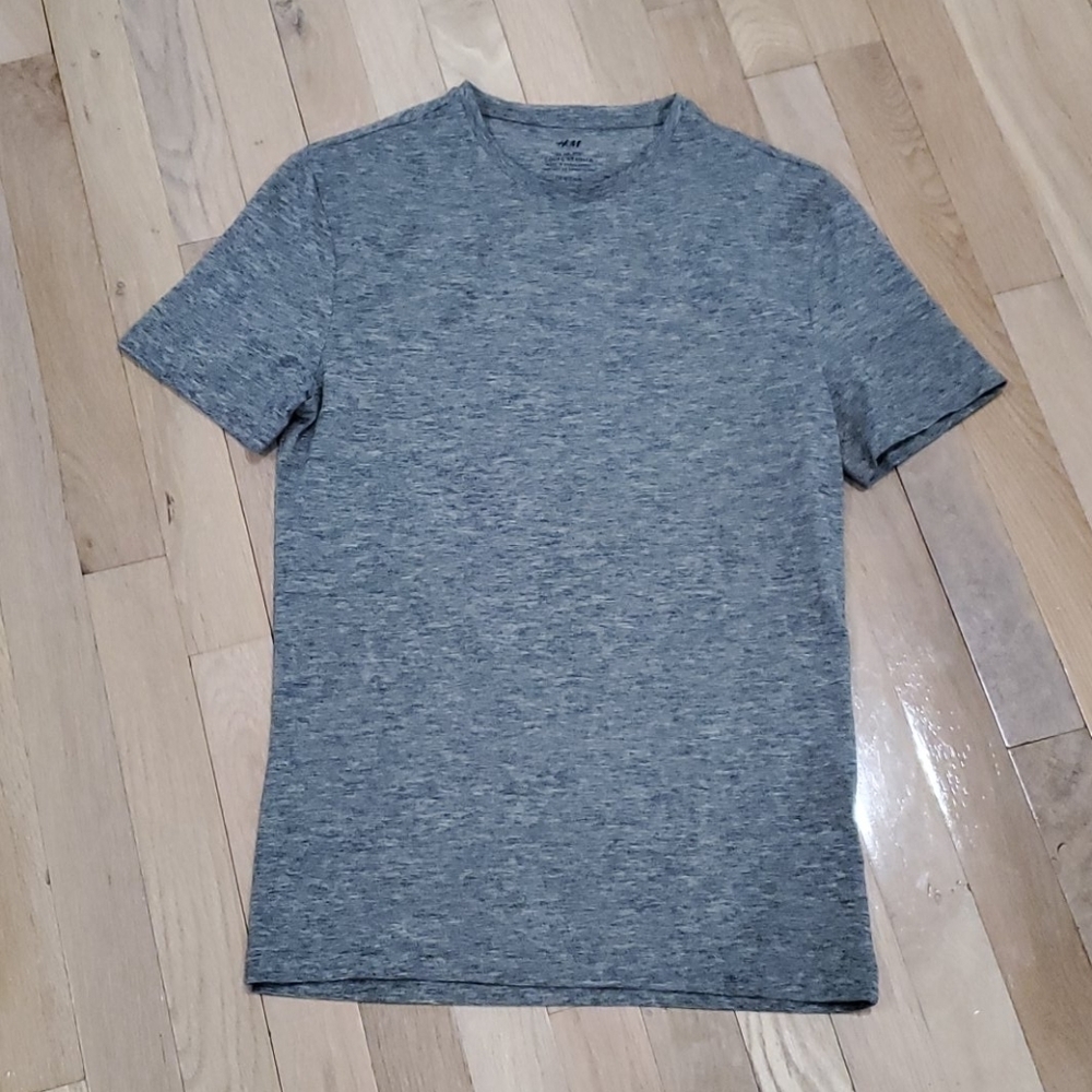 H&M boy's t-shirt.  Size S